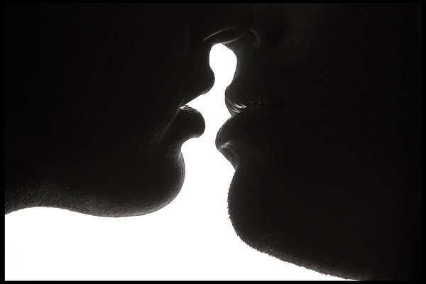 Resultado de imagem para dois casal se beijando sombras