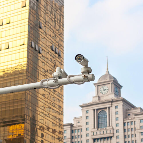 Cresce o uso de torres de vigilância no Brasil, mas eficácia depende de integração com sistemas de segurança