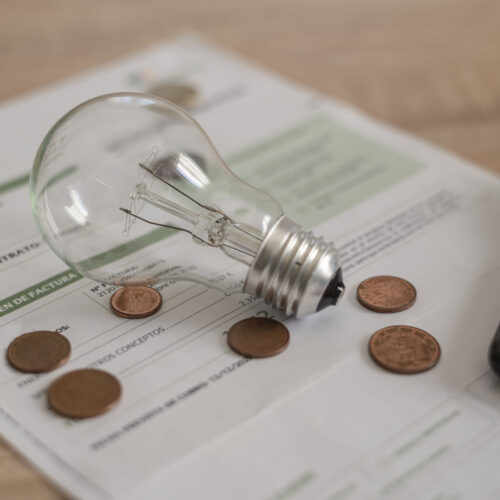 O que são as bandeiras tarifárias na conta de energia e como elas impactam o bolso do consumidor