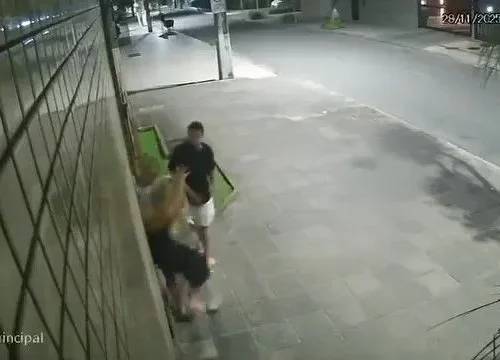 Influenciador Babal Guimarães é filmado agredindo a namorada na área externa de condomínio em Maceió (AL)