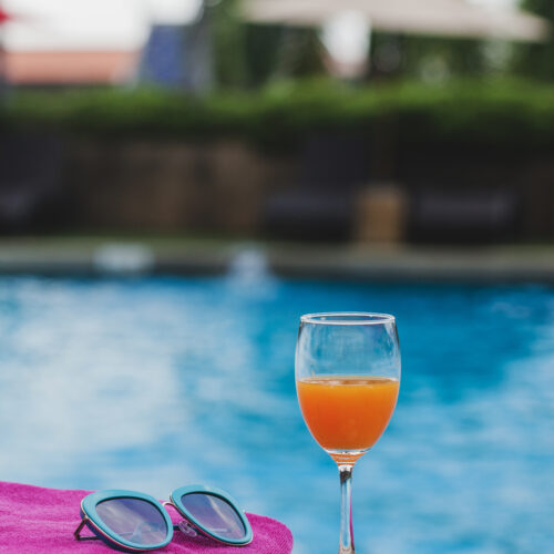 Condomínios podem restringir bebidas alcoólicas e som na piscina, diz advogado