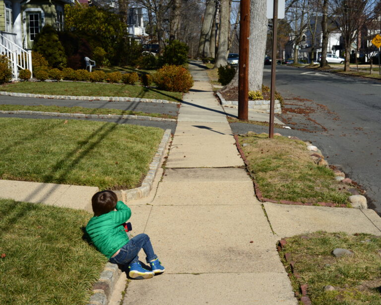 “Falta clareza sobre quem fiscaliza e quem denuncia”, diz especialista; multas por crianças desacompanhadas reacendem debate em condomínios
