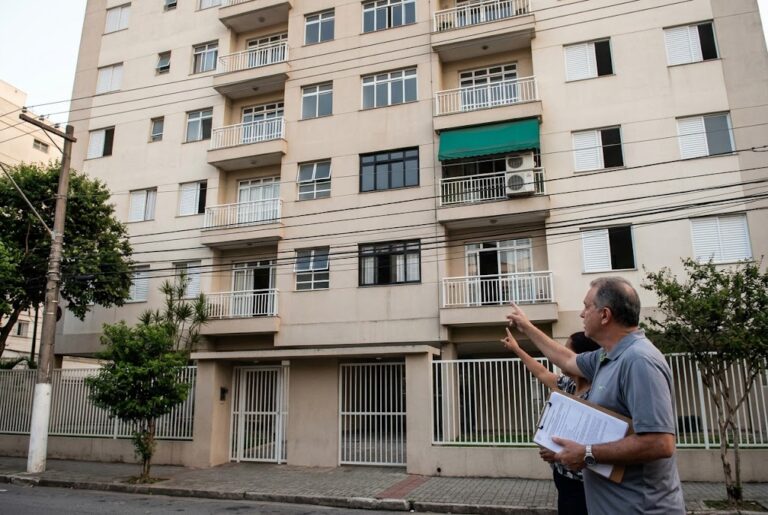 A janela preta no prédio de janelas brancas